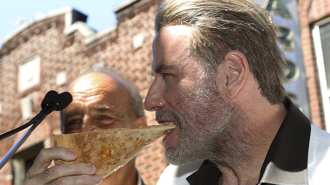 John Travolta beim Pizzaessen in Brooklyn.