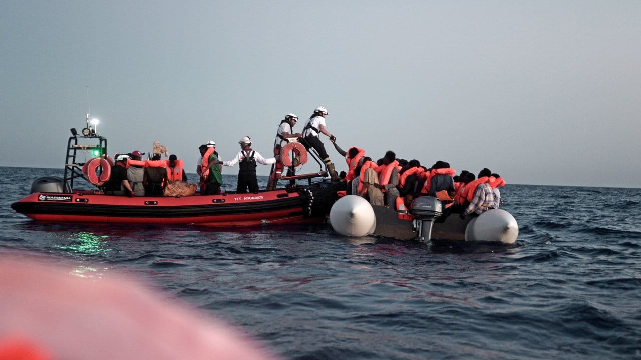 Das von der Hilfsorganisation Ärzte ohne Grenzen herausgegebene Bild zeigt Migranten, die in ein der "Aquarius" steigen.
