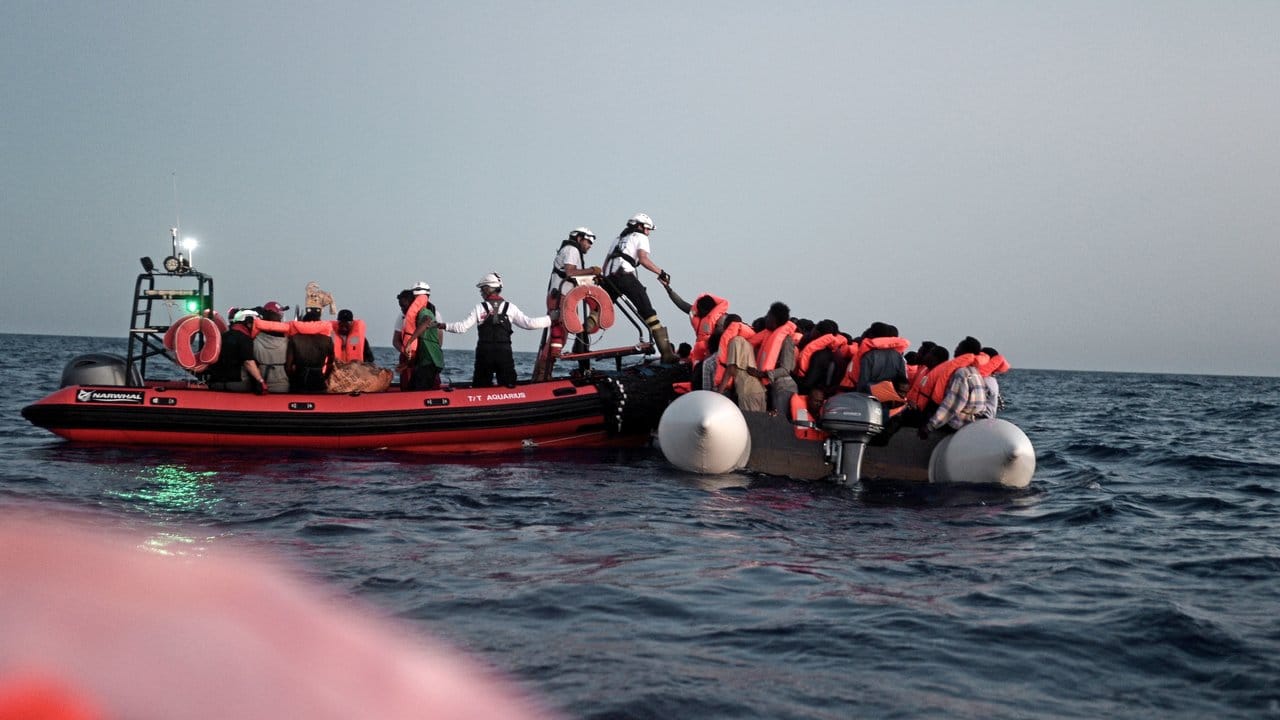 Das von der Hilfsorganisation Ärzte ohne Grenzen herausgegebene Bild zeigt Migranten, die in ein der "Aquarius" steigen. Das von der Hilfsorganisation Ärzte ohne Grenzen herausgegebene Bild zeigt Migranten, die in ein der "Aquarius" steigen.