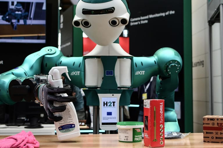 Der Roboter arbeitet mit Menschen zusammen und bietet pro-aktiv Hilfestellungen an.