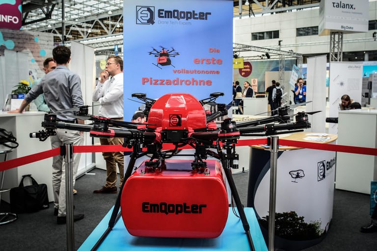 Pizza per Drohne? Warum nicht? Emqopter präsentiert eine vollautomatische Pizzadrohne.