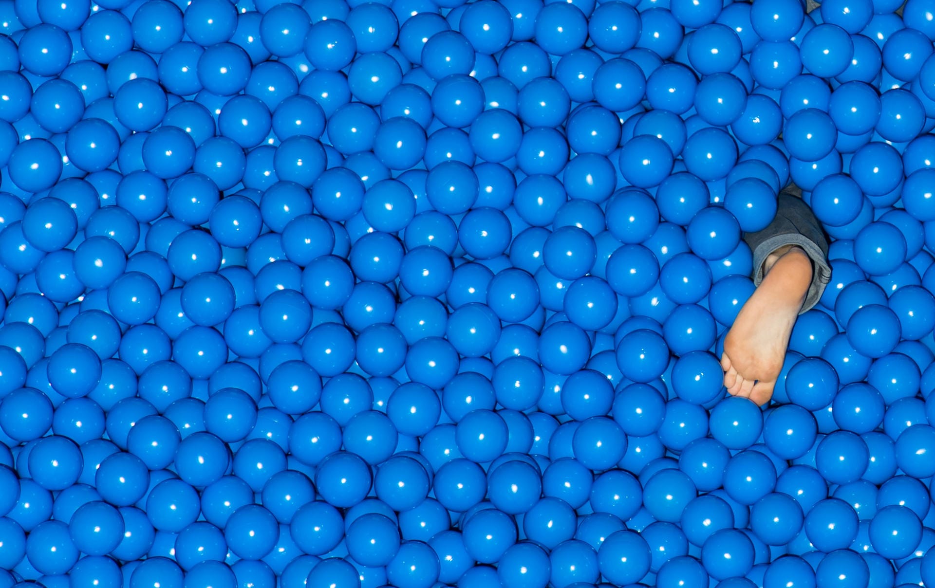 Für den Spaß zwischendurch: Ein blaues Bällebad am Stand von IBM.