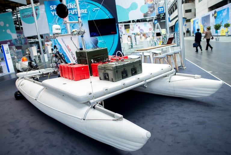 Ein autonomer Katamaran, ausgerüstet mit Messtechnik für die Meeresforschung, steht am Stand der Fraunhofer-Gesellschaft.
