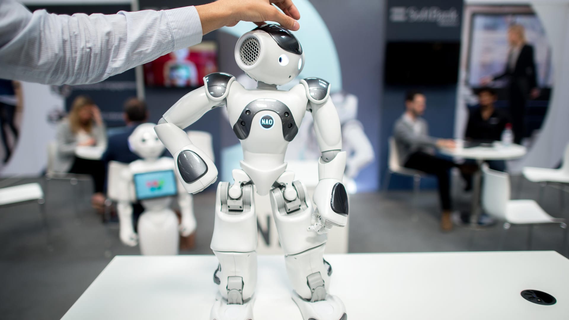 Ein Mann bedient am Stand von SoftBank Robotics bei der Digitalisierungsmesse Cebit den Roboter "NAO". Das Modell dient als Standardplattform des RoboCup, ein jährlicher Roboterfußball-Wettkampf.