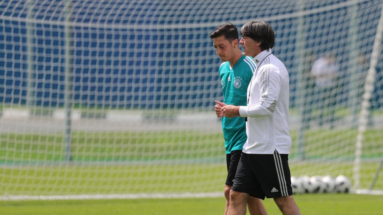 Bundestrainer Joachim Löw und Mezut Özil unterhalten sich.