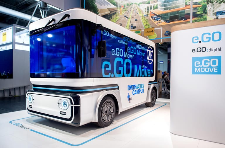 In der Nähe: Der elektrisch betriebene Kleinbus für den Personennahverkehr, der sogenannte e.GO Mover.