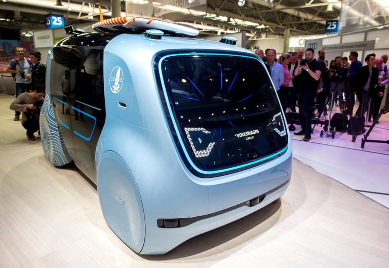 Autonom fahrende Fahrzeuge dürfen nicht fehlen. Hier präsentiert Volkswagen "Sedric" (self driving car). Ein autonomes Auto für Aktivsportler, die sich transportieren lassen wollen.
