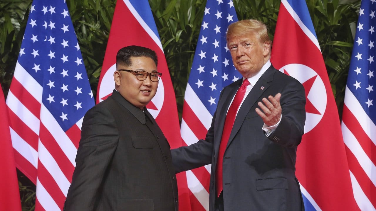 Trump (r) dankte Kim für dessen "wagemutigen ersten Schritt zu einer neuen hellen Zukunft" für sein Volk. Trump (r) dankte Kim für dessen "wagemutigen ersten Schritt zu einer neuen hellen Zukunft" für sein Volk.