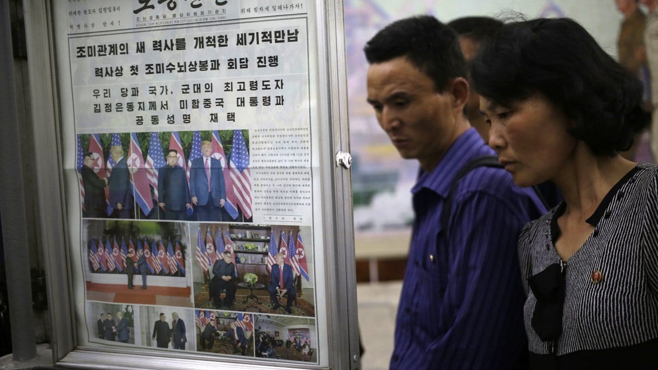 Zeitungen in Pjöngjang: Nordkoreaner informieren sich über das Gipfeltreffen in Singapur. Zeitungen in Pjöngjang: Nordkoreaner informieren sich über das Gipfeltreffen in Singapur.