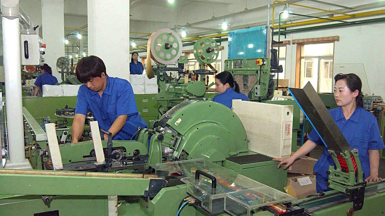 Tabakfabrik in Pjöngjang: Das bitterarme Land ist wirtschaftlich dringend auf seinen Nachbarn China angewiesen. Tabakfabrik in Pjöngjang: Das bitterarme Land ist wirtschaftlich dringend auf seinen Nachbarn China angewiesen.