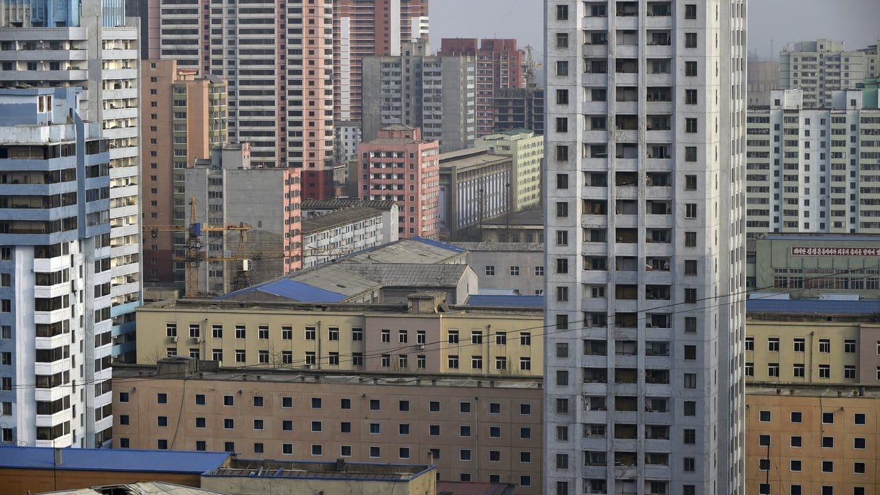 Blick auf triste Wohnblocks im Herzen Pjöngjangs. Blick auf triste Wohnblocks im Herzen Pjöngjangs.