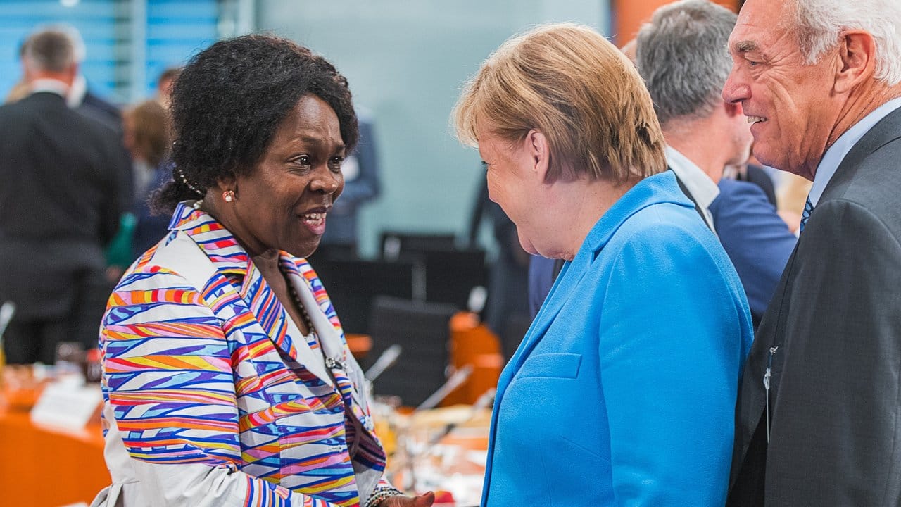 Bundeskanzlerin Angela Merkel begrüßt zum Auftakt des Integrationsgipfel Virginia Wangare Greiner vom Verein Maisha, einer Selbsthilfegruppe afrikanischer Frauen.