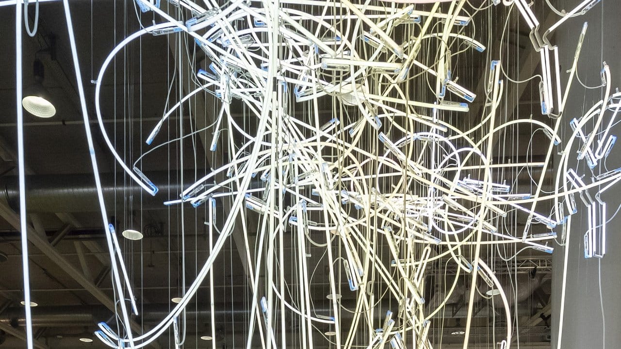 Raumgreifende Licht-Installation: "Neon Forms" (2015) von Cerith Wyn Evans.
