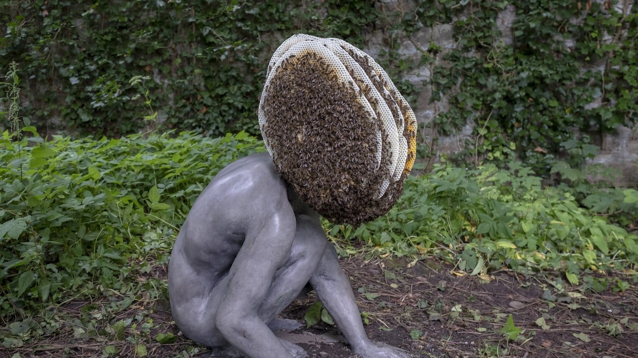 In den letzten Jahren hat sich der französische Künstler Pierre Huyghe verstärkt der Natur zugewandt: Seine Skulptur "Exomind" trägt einen Bienenstock-Kopf.