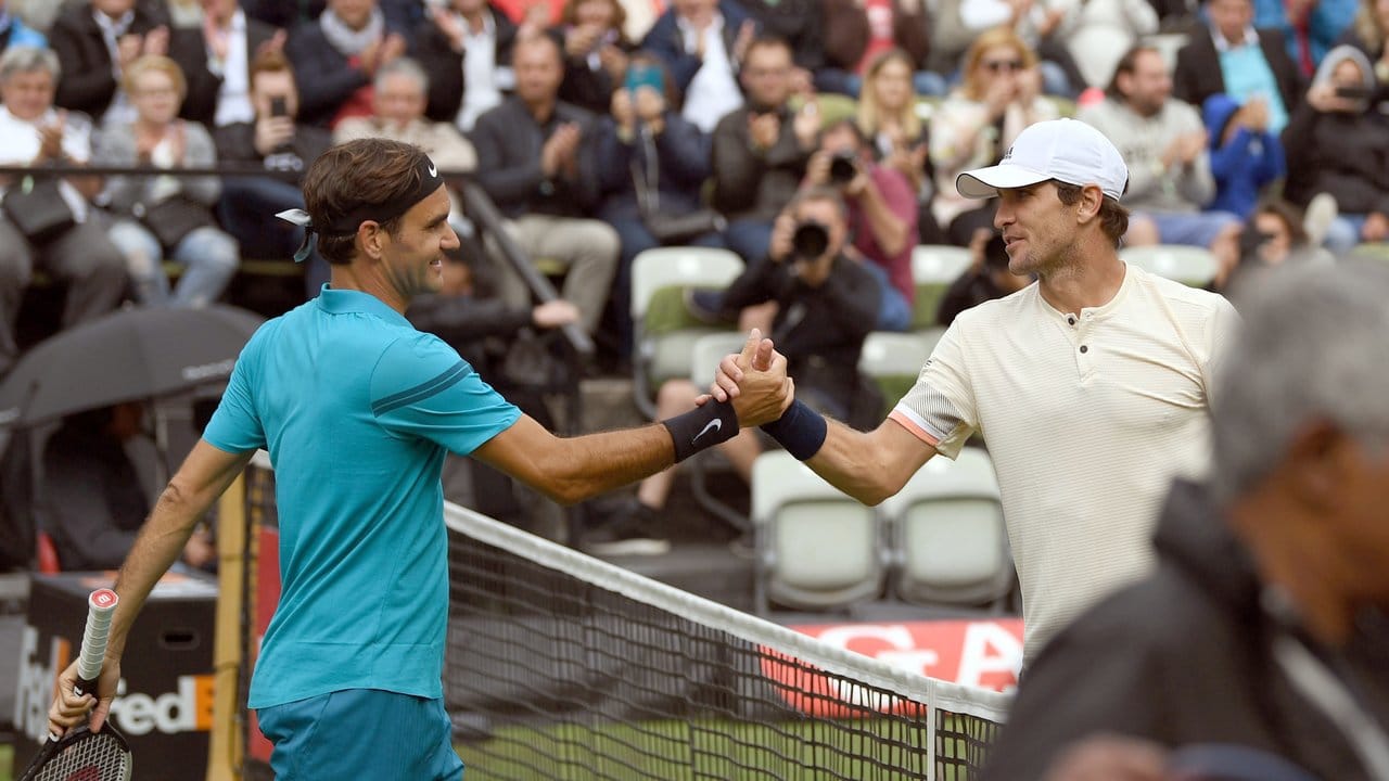 Mischa Zverev gratuliert Roger Federer zum Sieg.