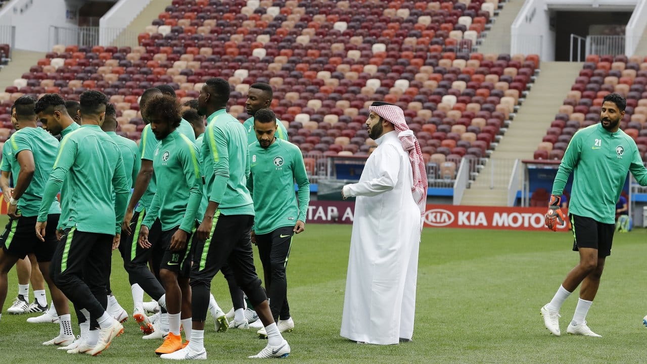 Der saudi-arabische Sportminister Turki al-Sheikh beim Training der Nationalmannschaft.