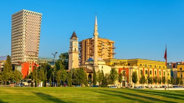 Platz 10: Tirana in Albanien. Die Et’hem-Bey-Moschee befindet sich am Skanderberg-Platz.