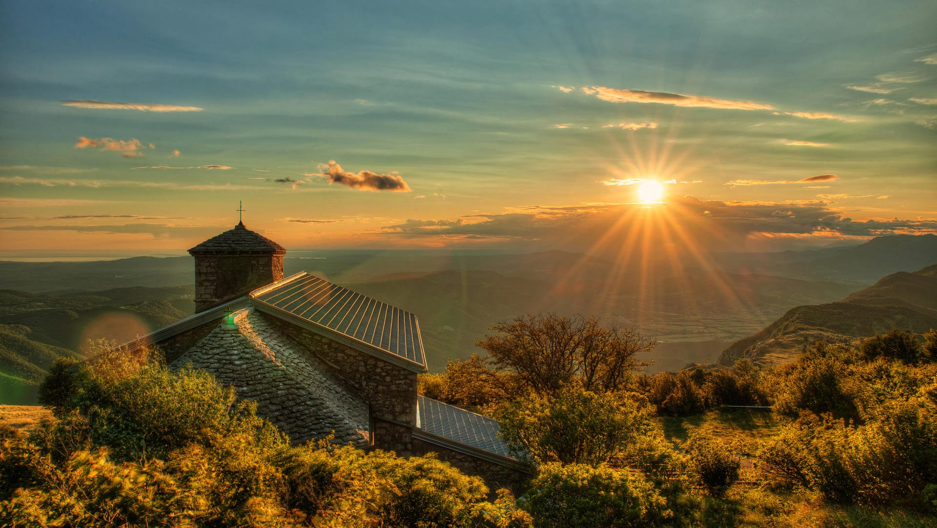 Sonneuntergang: Blick vom Berg Nanos auf die Kirche von St. Hieronim.