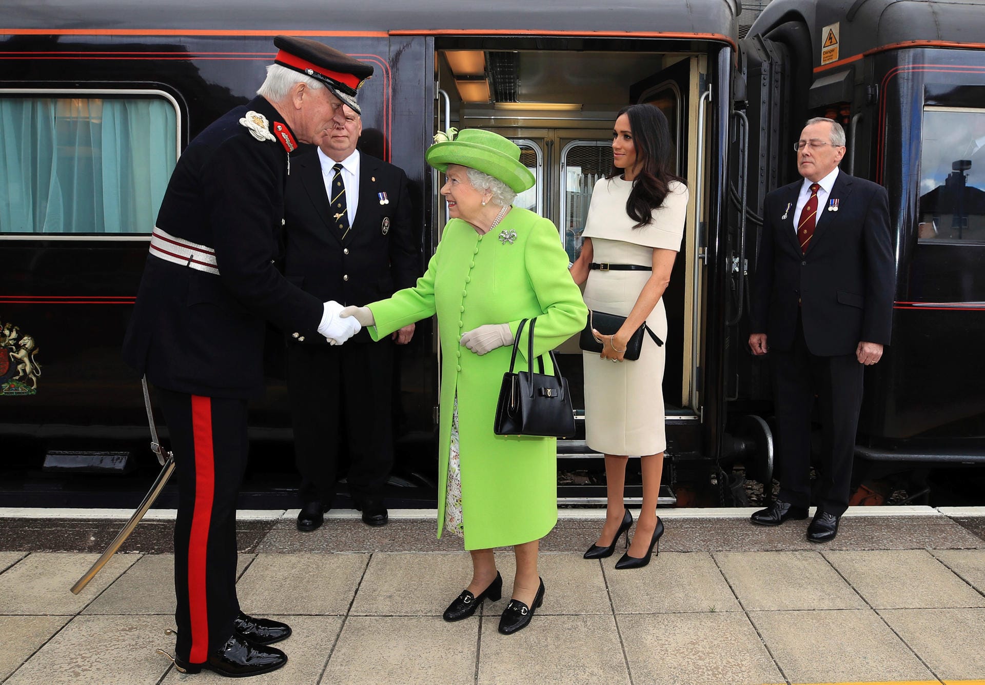 Angekommen: Die Queen und Herzogin Meghan bei ihrer Ankunft am Bahnhof von Runcorn.