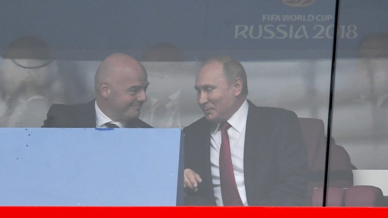 FIFA-Boss Gianni Infantino (l)und Wladimir Putin bei der Eröffnungsfeier in Moskau.