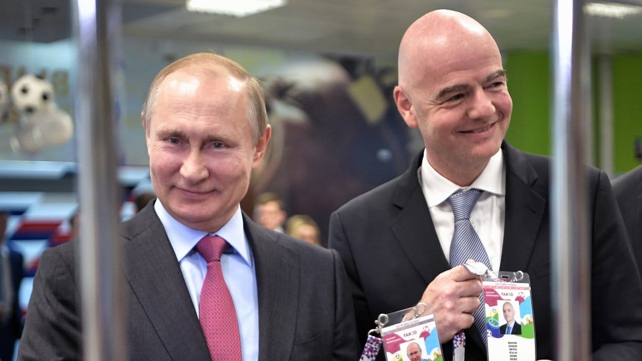 Wladimir Putin und Gianni Infantino.