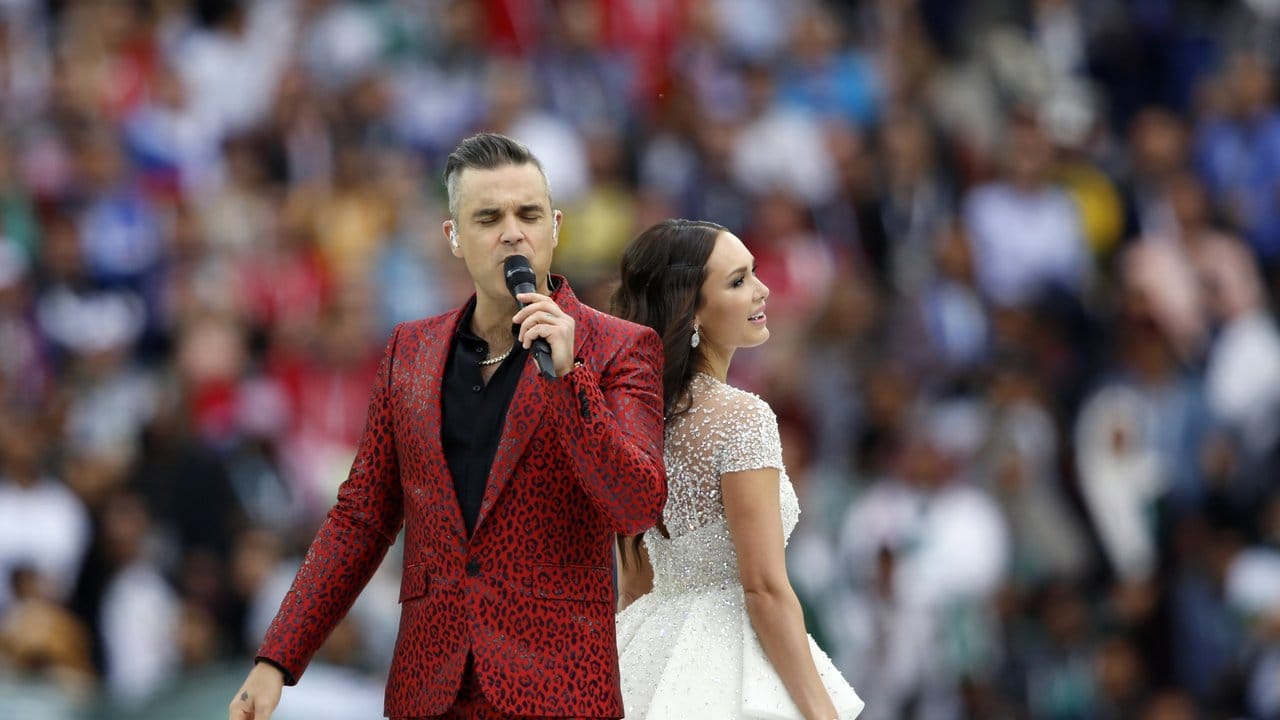 Popstar Robbie Williams und die russische Opernsängerin Aida Garifullina bei der Eröffnungsfeier der Fußball-WM 2018.