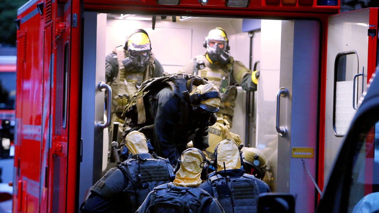 Im Kölner Stadtteil Chorweiler stürmte die Polizei wegen des Verdachtes auf Umgang mit giftigen Stoffen die Wohnung eines Mannes. Im Kölner Stadtteil Chorweiler stürmte die Polizei wegen des Verdachtes auf Umgang mit giftigen Stoffen die Wohnung eines Mannes.
