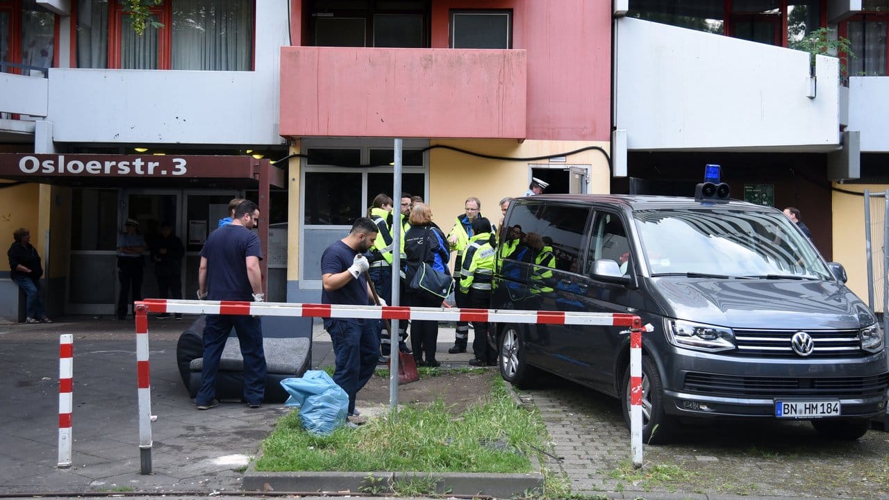 Polizei und Mitarbeiter des Robert-Koch-Instituts stehen vor dem Wohnkomplex Osloerstr. Polizei und Mitarbeiter des Robert-Koch-Instituts stehen vor dem Wohnkomplex Osloerstr.