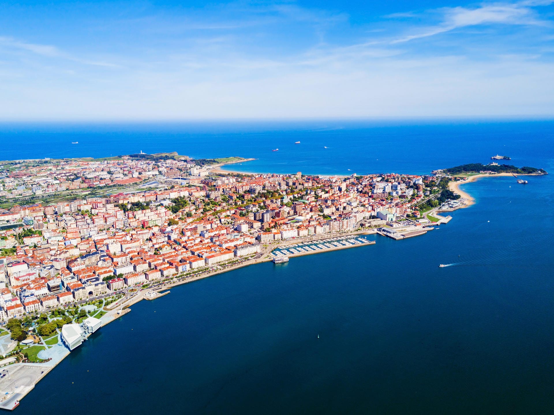 Luftaufnahme von Santander: Die Hauptstadt der Region Kantabrien liegt an der spanischen Nordküste.