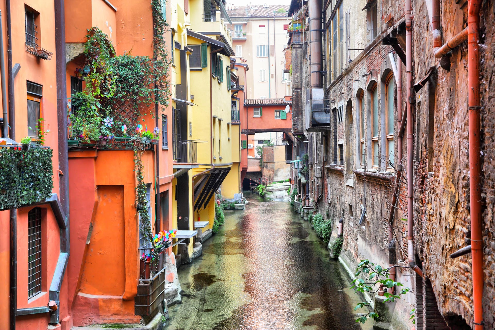 Kanal zwischen bunten Häusern: Die Hauptstadt der norditalienischen Region Emilia-Romagna ist Bologna.