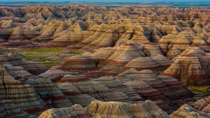 Badlands-Nationalpark: Er liegt in South Dakota und damit in der Mitte der USA. Neben verwitterten Felsformationen gehört auch Prärie zu dem Nationalpark.