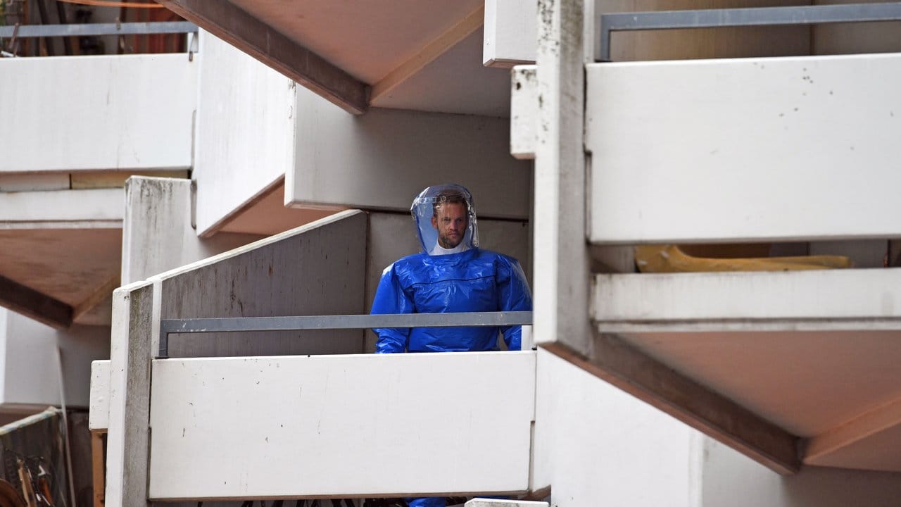 Ein BKA-Beamter in Schutzkleidung im betroffenen Wohnkomplex in Köln-Chorweiler. Ein BKA-Beamter in Schutzkleidung im betroffenen Wohnkomplex in Köln-Chorweiler.