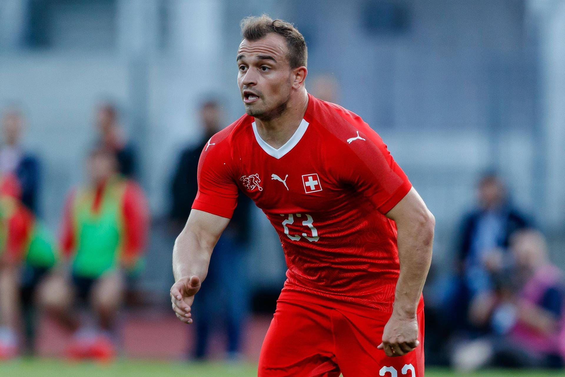 Xherdan Shaqiri (Schweiz): Der bullige Shaqiri misst nur 1,69 m, der Spitzname "Kraftwürfel" verfolgt ihn seit Jahren – genauso wie "Alpen-Messi" und "Zauberzwerg". Und was sagt der ehemalige Bayern-Profi? "Am liebsten ist mir XS."