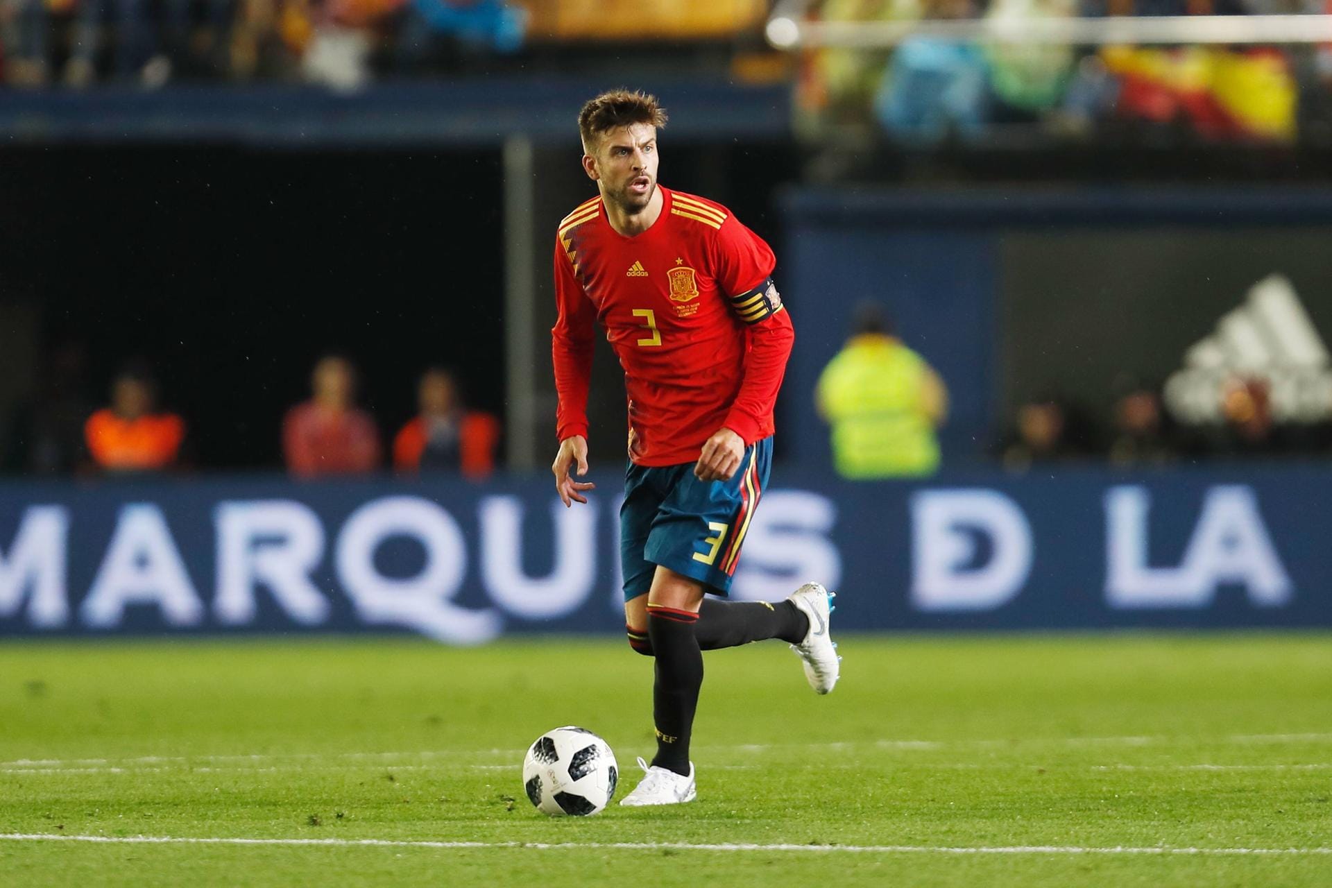 Gerard Piqué (Spanien): Der spanische Abwehrchef wird der "Piquenbauer" genannt. Der Name ist angelehnt an den deutschen Kaiser "Piquenbauer". Wer den Innenverteidiger ärgern will, ruft ihn "Senor Shakira". Piqué ist mit der Sängerin Shakira verheiratet.