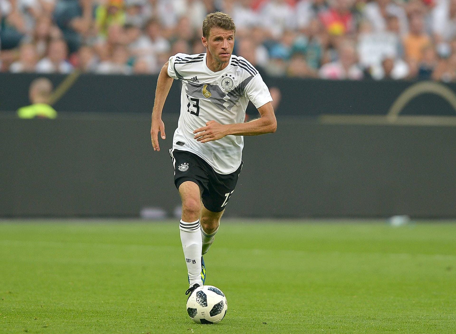 Thomas Müller (Deutschland): Dank Bayern-Legende Hermann Gerland trägt der 28-Jährige aufgrund seiner Redseligkeit den Spitznamen "Radio Müller". "Ich bin natürlich sehr kommunikativ. Lieder spiele ich aber keine. Ich singe eher schwach", sagt der Bayer.