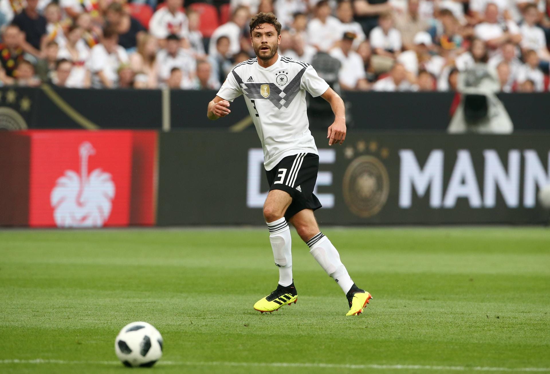 Jonas Hector (Deutschland): "Schlaubi" studiert BWL und trägt dazu noch manchmal eine Brille. Das reichte, um Parallelen zum gleichnamigen Schlumpf zu ziehen. Der 28-jährige Abwehrspieler ist übrigens kein Fan von dem Namen.