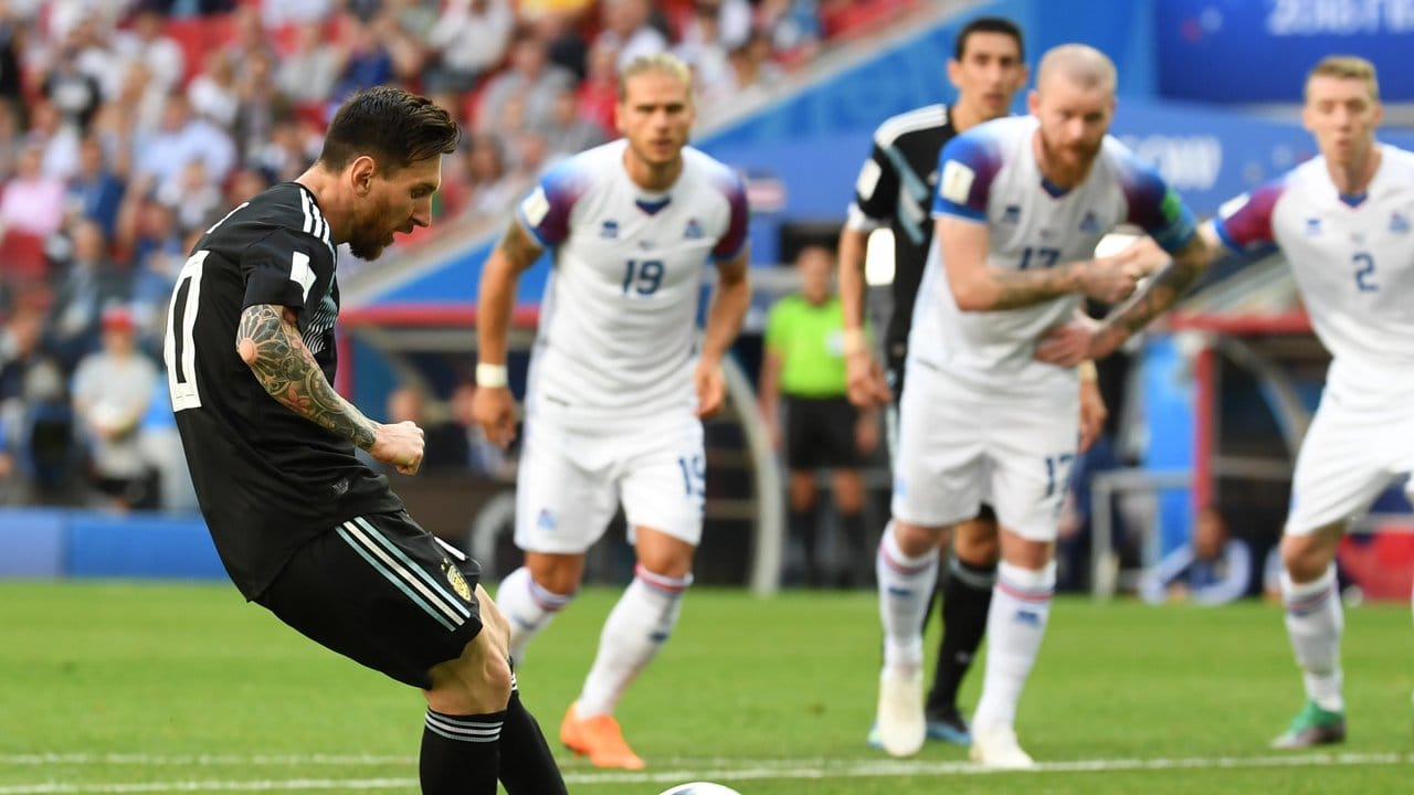 Superstar Messi (l) vergab mit einem verschossenen Elfmeter die Führung für den zweimaligen Weltmeister. Superstar Messi (l) vergab mit einem verschossenen Elfmeter die Führung für den zweimaligen Weltmeister.