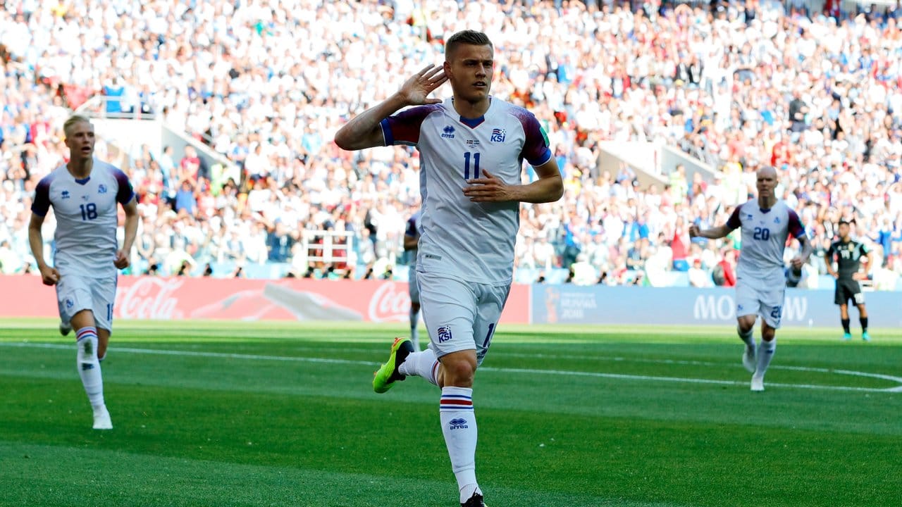 Augsburgs Alfred Finnbogason erzielte kurz nach dem 0:1 den Ausgleich für den WM-Neuling. Augsburgs Alfred Finnbogason erzielte kurz nach dem 0:1 den Ausgleich für den WM-Neuling.