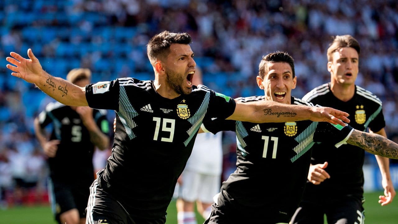 Sergio Agüero (l) feiert seinen Treffer zum 1:0. Sergio Agüero (l) feiert seinen Treffer zum 1:0.
