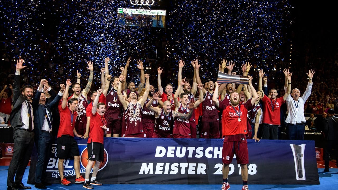 Die Spieler von München feiern die Meisterschaft.