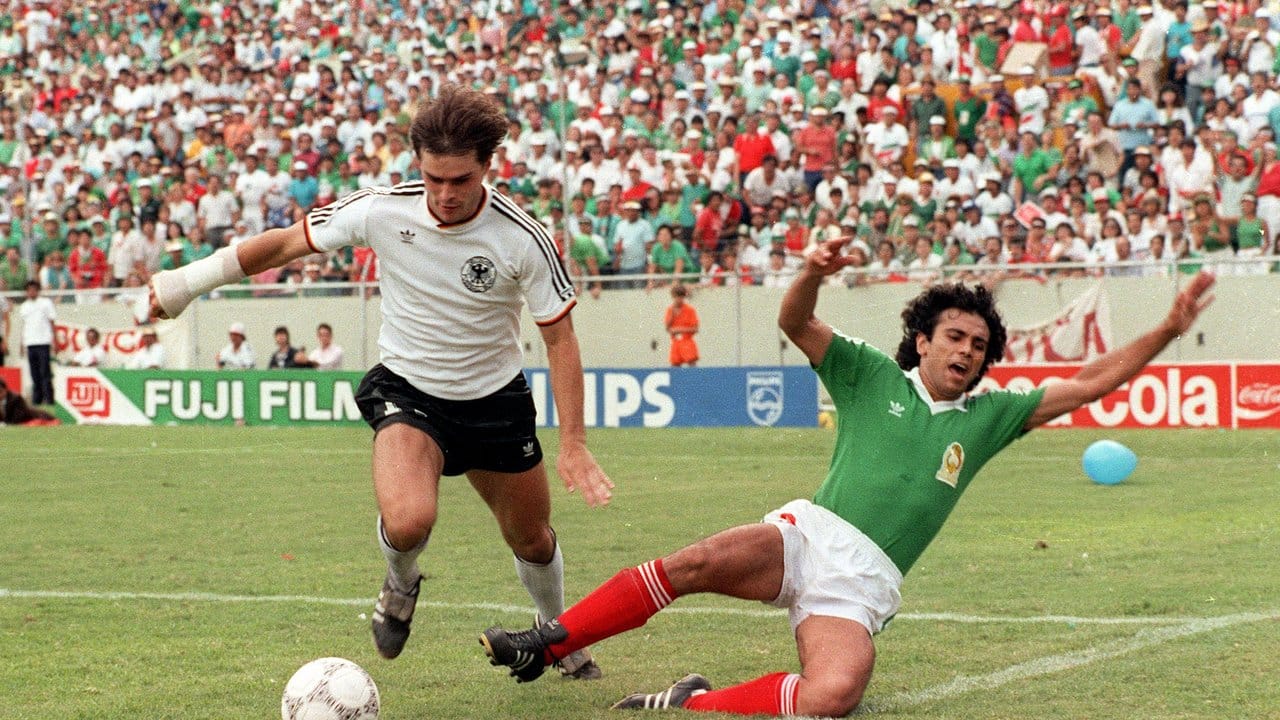 WM 1986 in Mexiko: Der mit einer Manschette spielende Verteidiger Thomas Berthold (l) im Zweikampf mit Mexikos Stürmerstar Hugo Sanchez im Viertelfinale. WM 1986 in Mexiko: Der mit einer Manschette spielende Verteidiger Thomas Berthold (l) im Zweikampf mit Mexikos Stürmerstar Hugo Sanchez im Viertelfinale.