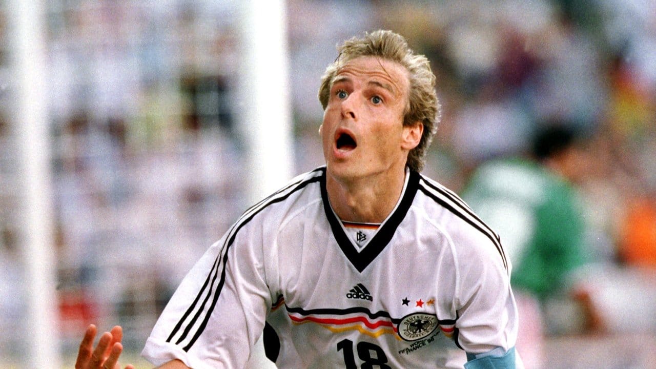 WM 1998 in Frankreich: Jürgen Klinsmann jubelt über seinen Treffer zum 1:1 im Achtelfinale. WM 1998 in Frankreich: Jürgen Klinsmann jubelt über seinen Treffer zum 1:1 im Achtelfinale.
