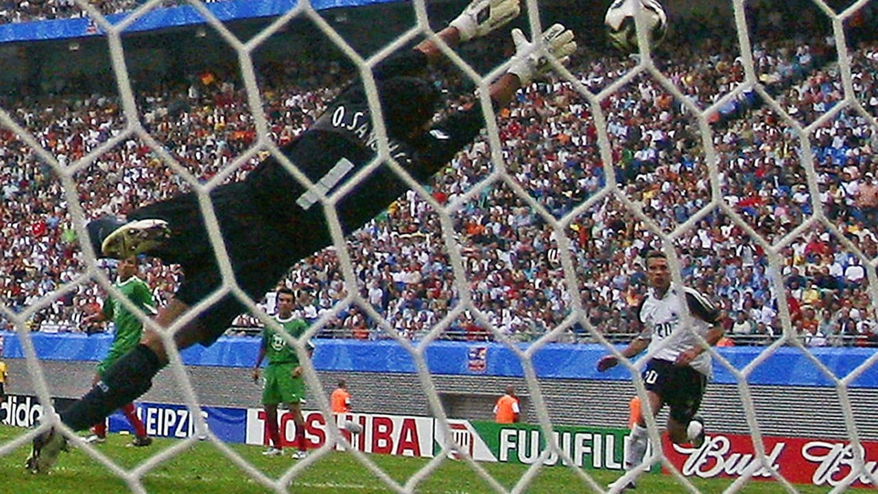 Confederations Cup 2005: Lukas Podolski (r) erzielt die 1:0-Führung gegen Mexikos Torwart Oswaldo Sanchez. Confederations Cup 2005: Lukas Podolski (r) erzielt die 1:0-Führung gegen Mexikos Torwart Oswaldo Sanchez.
