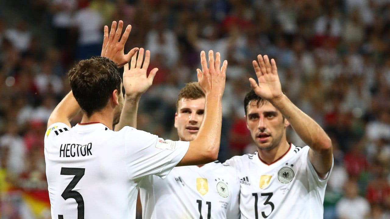 Confederations Cup 2017: Im Halbfinale trifft Timo Werner und jubelt mit Jonas Hector (l) und Lars Stindl. Confederations Cup 2017: Im Halbfinale trifft Timo Werner und jubelt mit Jonas Hector (l) und Lars Stindl.