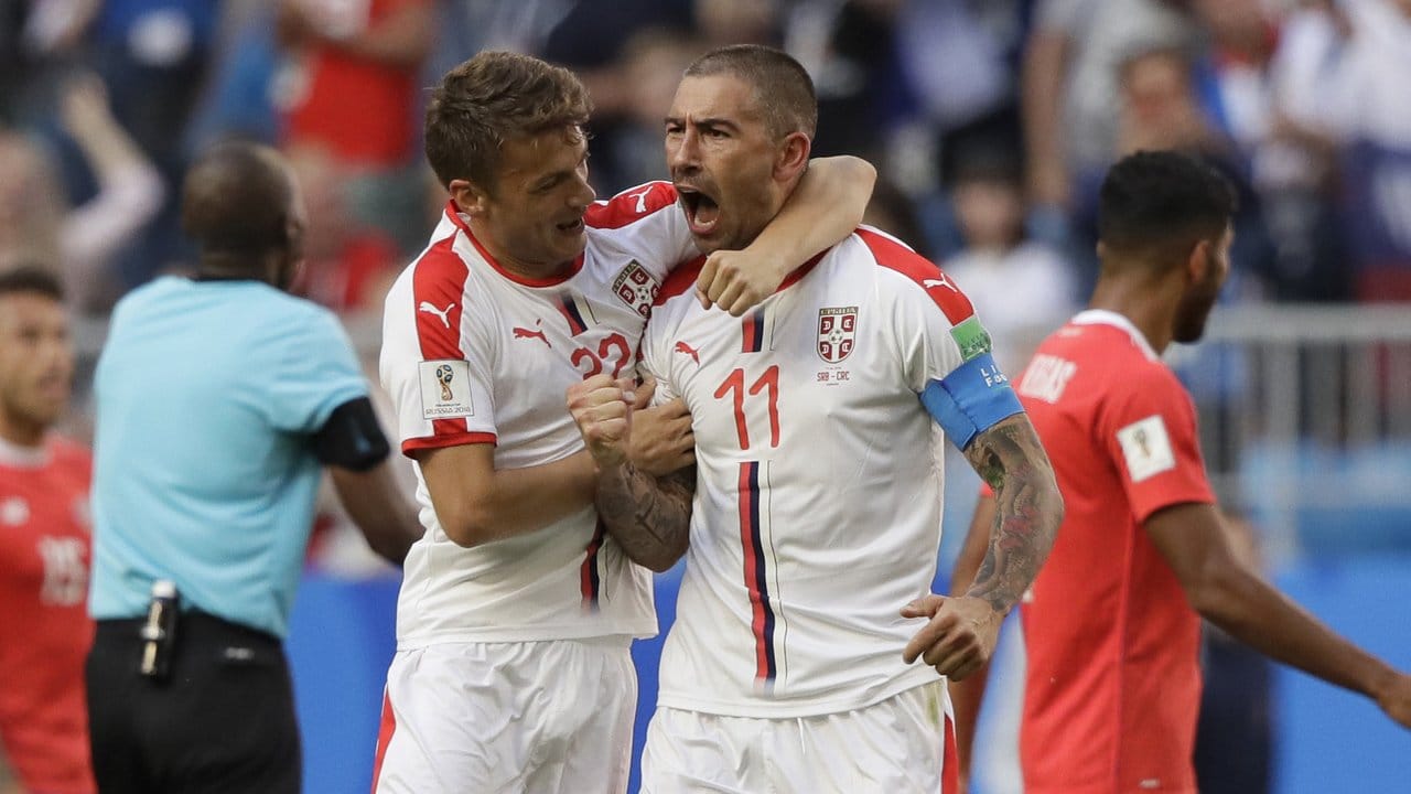 Serbiens Kapitän Aleksandar Kolarov (r) wird für sein Tor zum 1:0 gefeiert. Serbiens Kapitän Aleksandar Kolarov (r) wird für sein Tor zum 1:0 gefeiert.