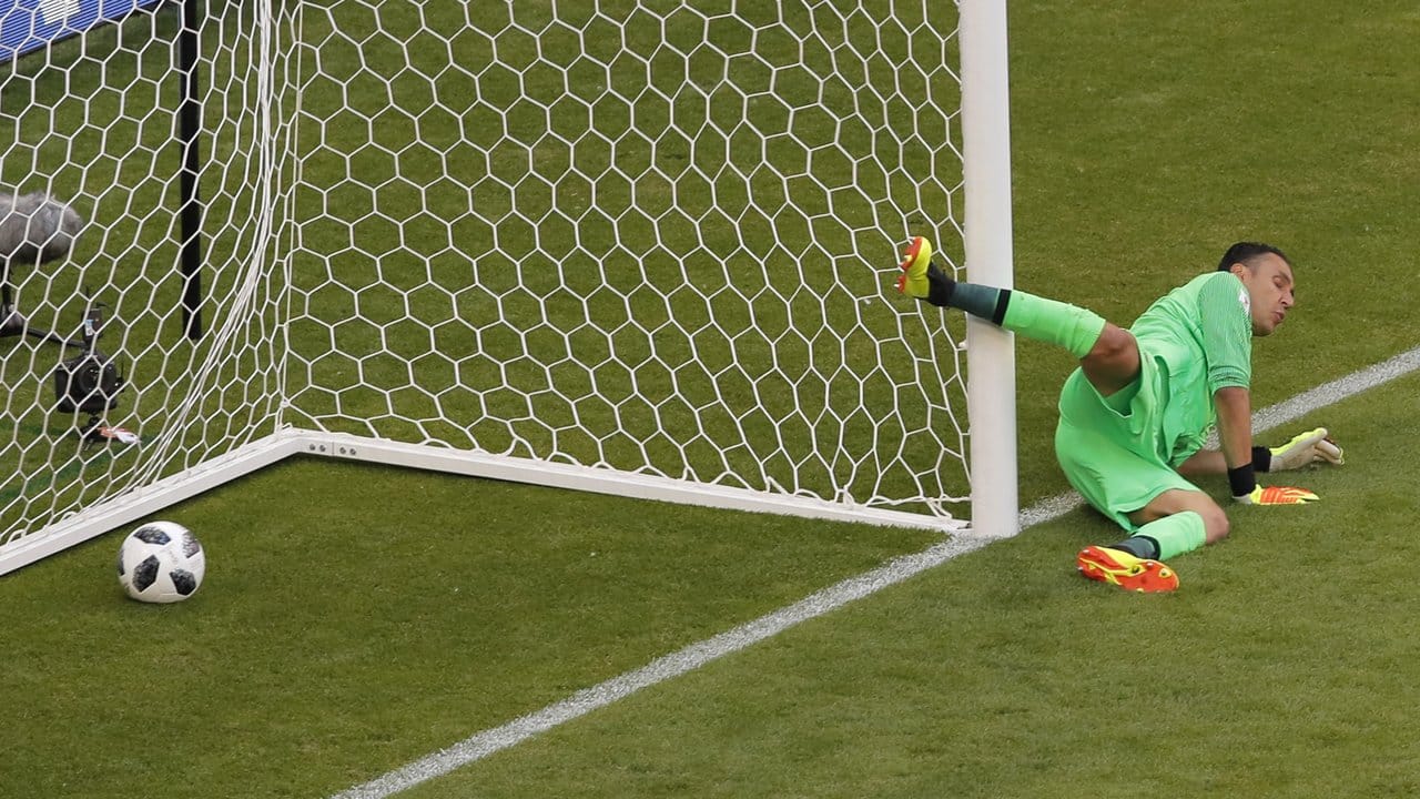 Wenig später ist Navas machtlos und der Ball liegt im Tor. Wenig später ist Navas machtlos und der Ball liegt im Tor.