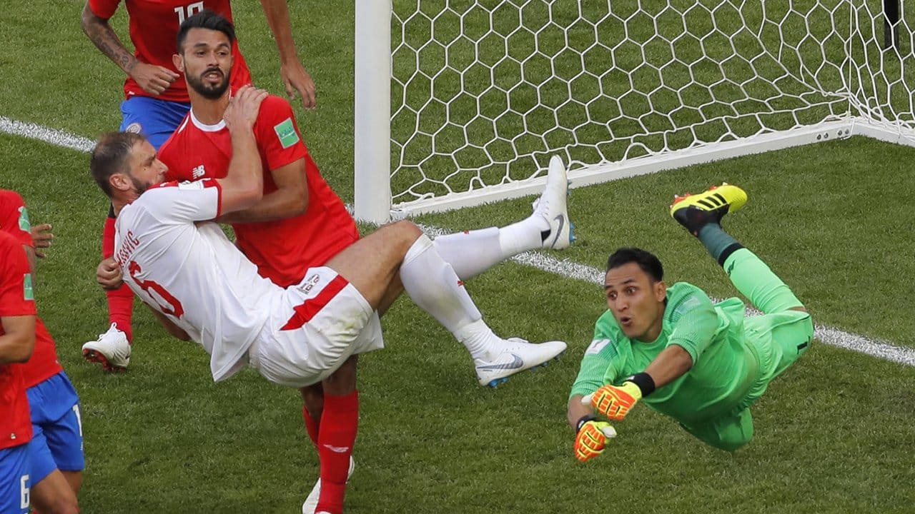 Costa Ricas Torwart Keylor Navas klärt spektakulär gegen Serbiens Branislav Ivanovic. Costa Ricas Torwart Keylor Navas klärt spektakulär gegen Serbiens Branislav Ivanovic.