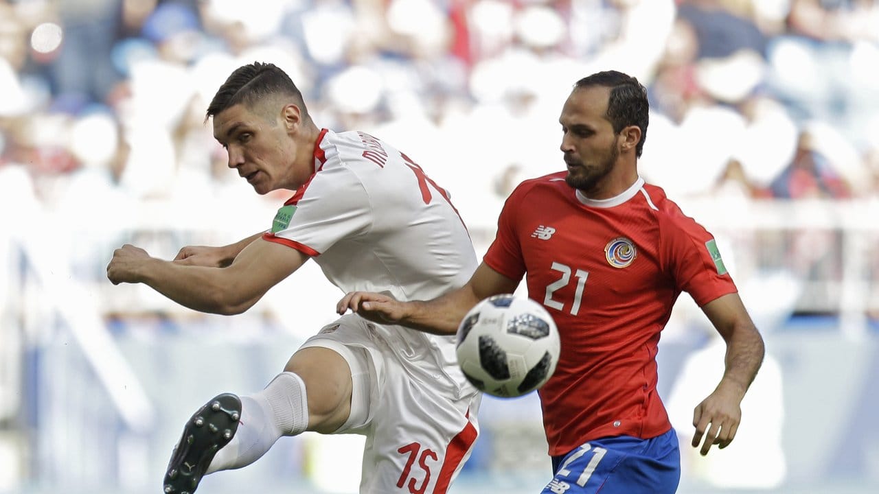 Serbiens Nikola Milenkovic (l) klärt gegen Marcos Urena aus Costa Rica. Serbiens Nikola Milenkovic (l) klärt gegen Marcos Urena aus Costa Rica.