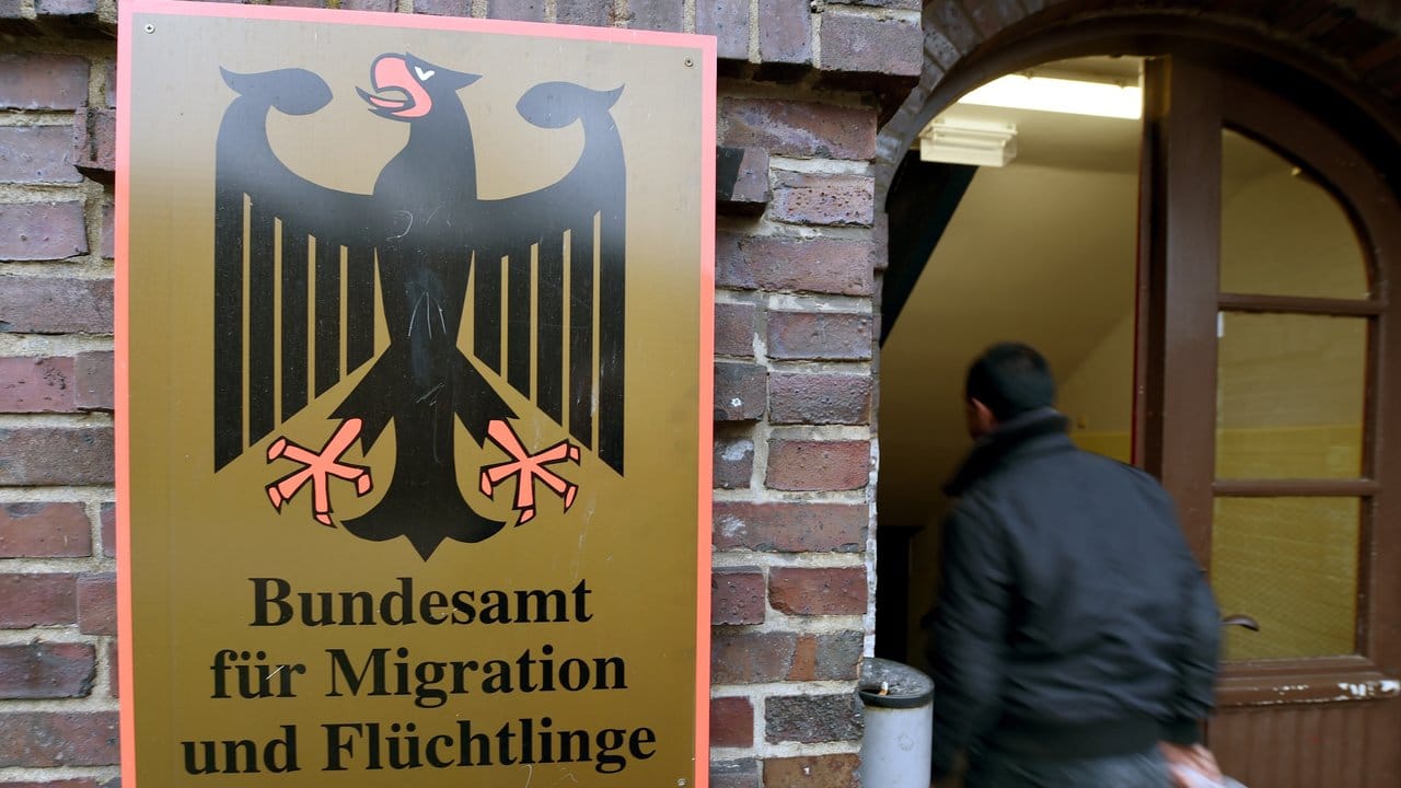 Nach der Entlassung der bisherigen Bamf-Chefin Cordt wartet auf die neue Leitung der Bundesbehörde eine Herkulesaufgabe. Nach der Entlassung der bisherigen Bamf-Chefin Cordt wartet auf die neue Leitung der Bundesbehörde eine Herkulesaufgabe.