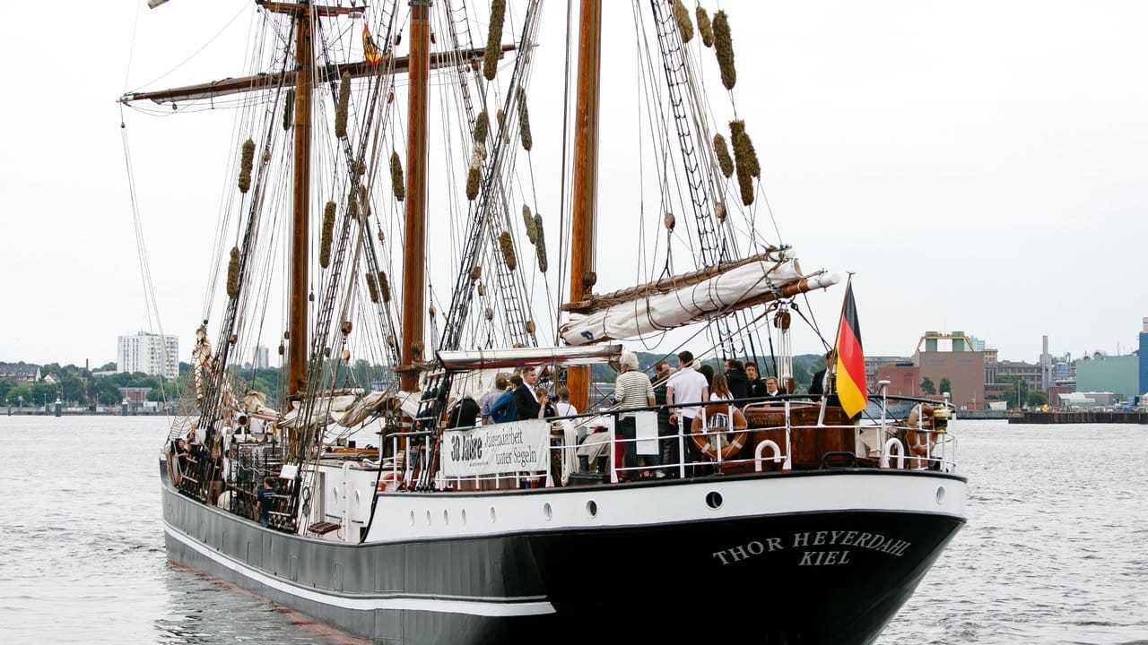 Das Segelschulschiff Thor Heyerdal auf der Innenförde beim Start der Kieler Woche.